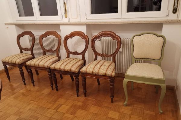 Funf Stühle, Stilmöbel aus den 1920er Jahren