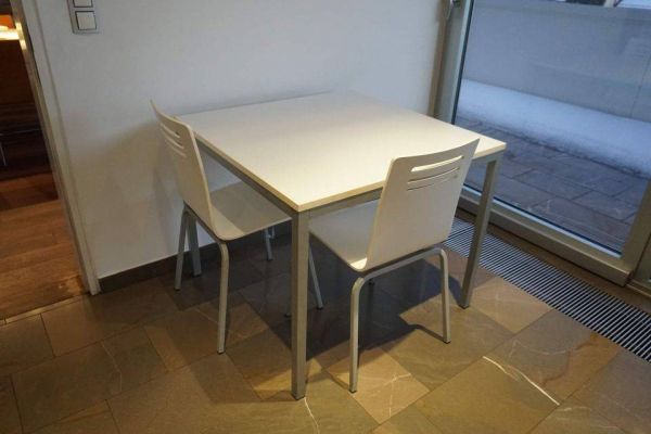 Tisch + 2 Stühle für Innenbereich