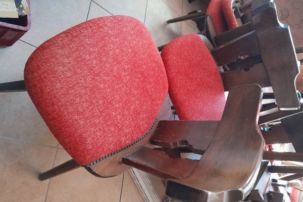 Robuste Stühle zu verkaufen