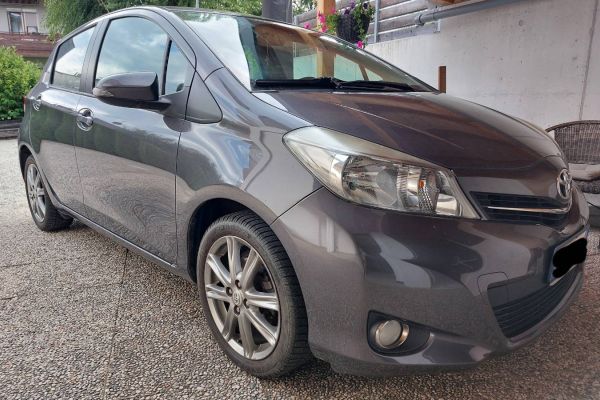 Toyota Yaris 1.3 VVT-i Style Benzin in sehr gutem Zustand zu verkaufen