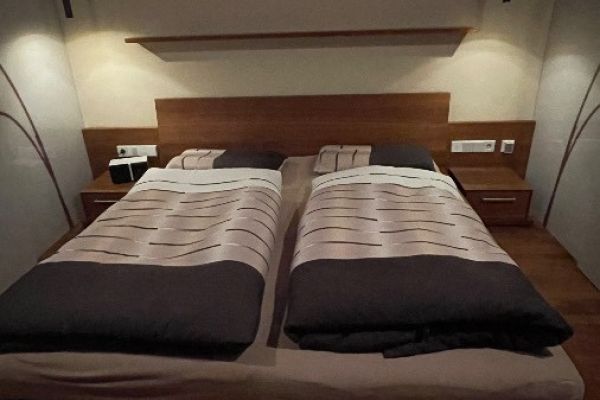 Doppelbett mit Lattenrost