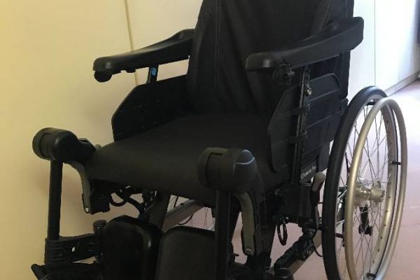 Multifuktionaler Pflege-Rollstuhl