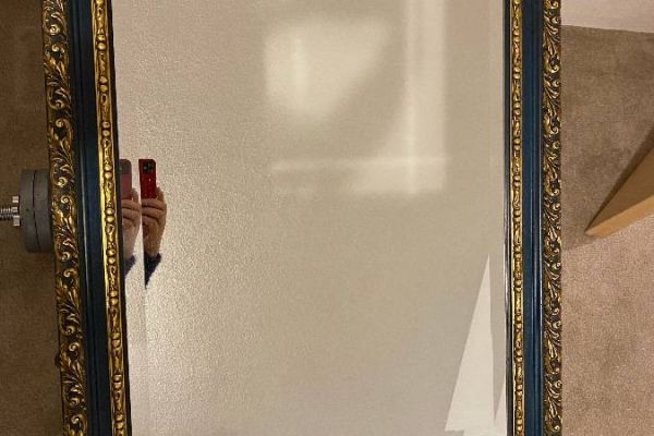 Spiegel mit dekorativem sehr schönem Rahmen