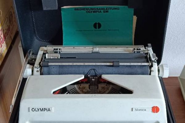 Schreibmaschine Olympia an Selbstabholer in Lana