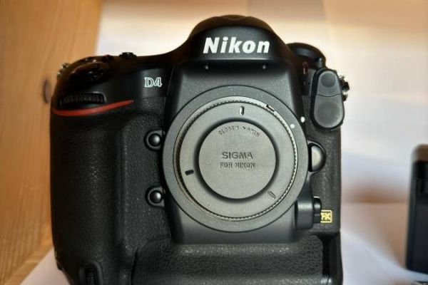 Nikon D4 mit Zubehör