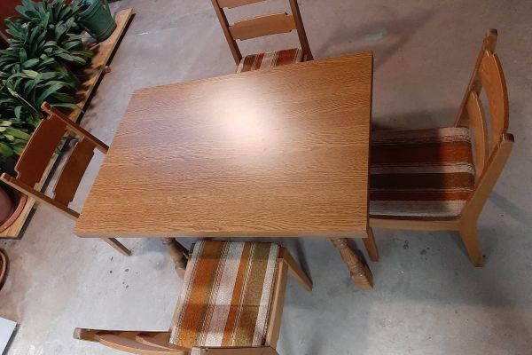 Holztische mit Stühlen (gepolstert) zu verkaufen