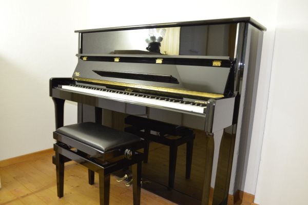 Klavier "Schimmel May M-121 Tradition" zu verkaufen