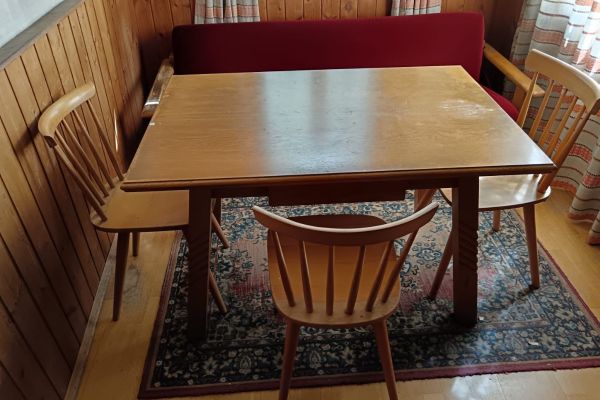 Tisch + 3 Stühle