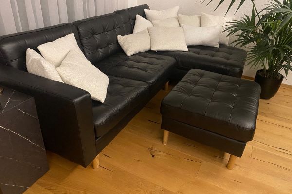Ikea Sofa mit Hocker