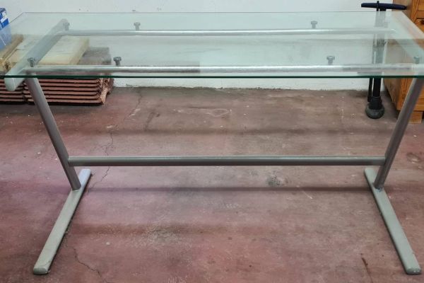 Couchtisch, aus Metal und Glas Glas 70x 150 und Metal 73 hoch