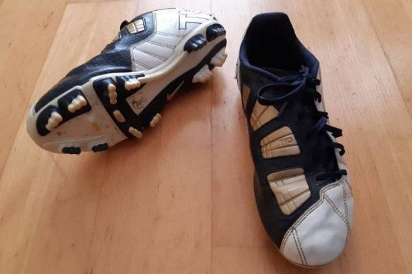 Fußballschuhe Marke Nike gr 37/5, siehe das gr unten den Foto