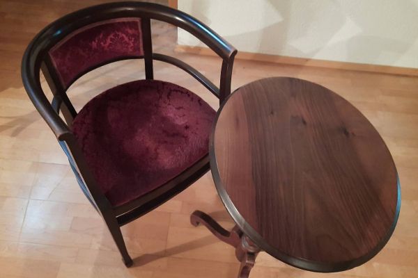 Sessel und Tisch im Biedermeier Stil