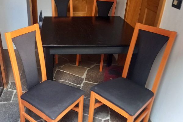 Tisch mit 4 Stühlen/ tavolo e 4 sedie