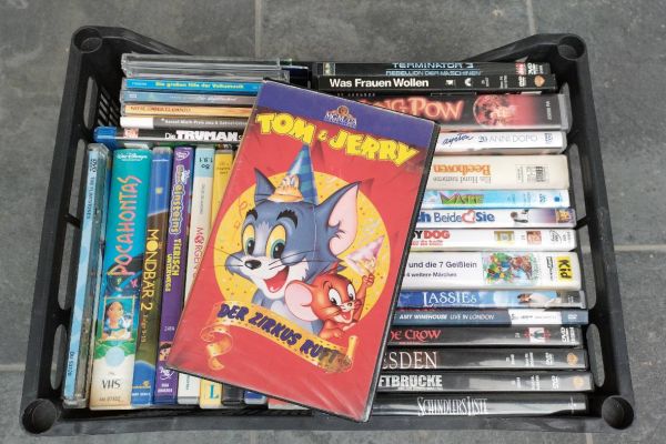 Kiste voll originale Blu-rays, VHS, CDs, DVDs