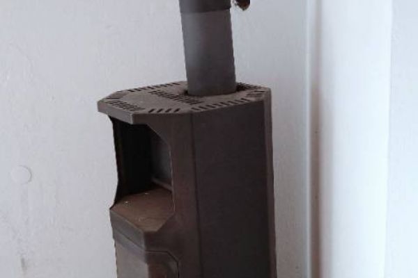 Holz Ofen gebraucht, mit Rohr zu verschenken