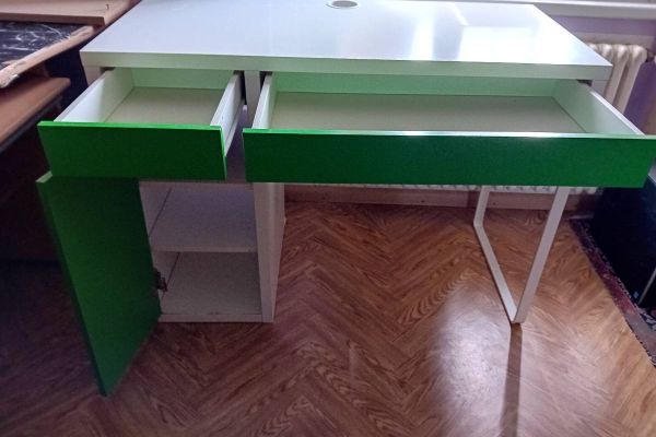 Vergebe Schreibtisch für Erwachsene oder Kinder