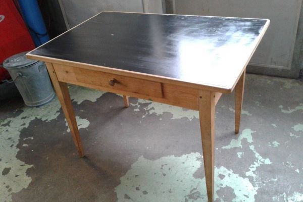 alter Tisch aus Holz / Metall