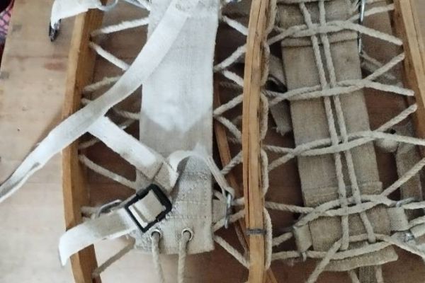 Alte Schneeschuhe u.alte Holzrodel