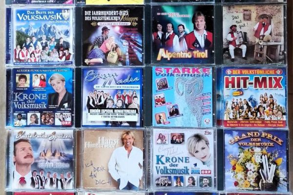CDs und Musikkassetten, hauptsächlich volkstümliche Musik