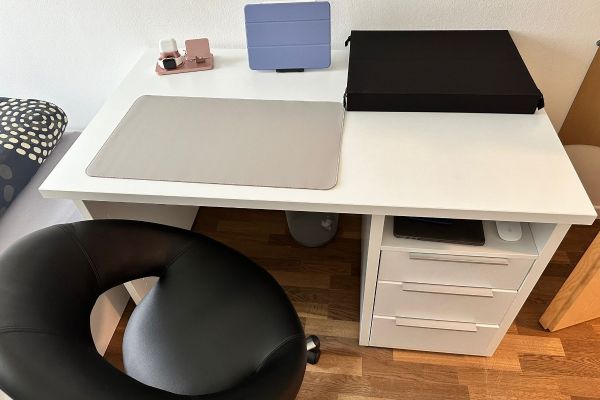 Schreibtisch und Stuhl