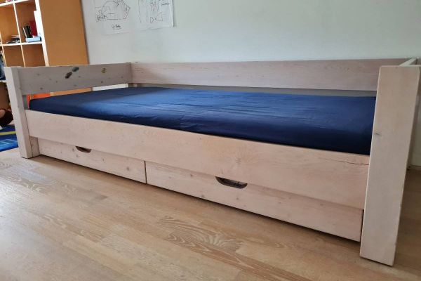 Wunderschönes Kinderbett Massivholz weiß