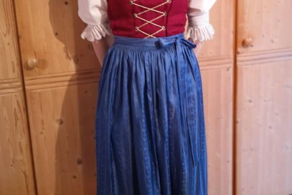 Meraner Trachtendirndl