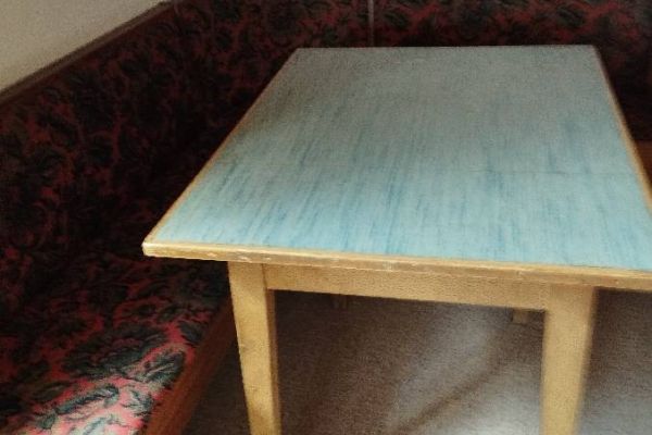 Gut erhaltene,gepolsterte Eckbank aus Holz mit Stauraum und Tisch