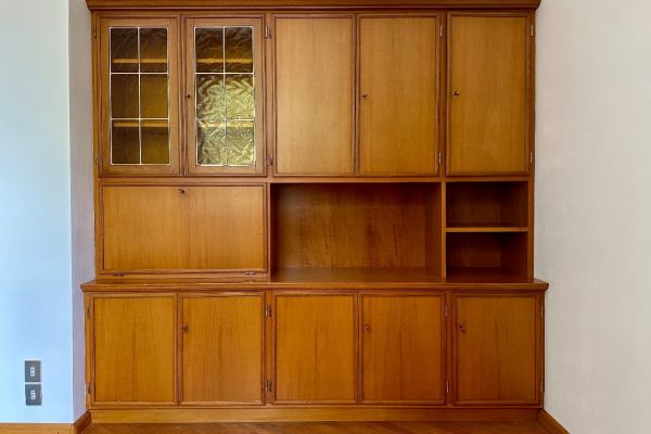 Wohn-/Esszimmer-/Stubenschrank aus Holz