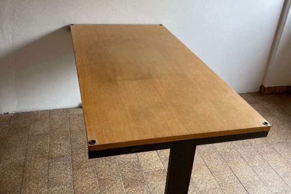 Büroeinrichtung Kasten und Tische und Schubladen