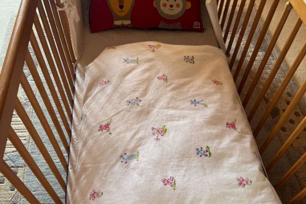 Verkaufe ein Kinderbett mit Wickelkommode, Nachttisch und Umbauseiten.