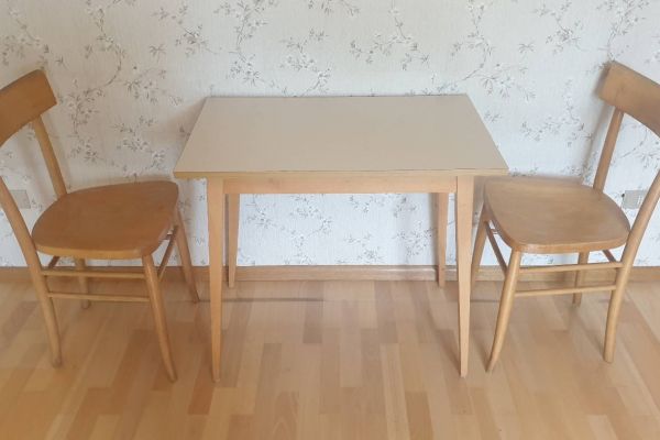 Buchenholz-Tisch und 2 Buchenholz-Stühle, Vintage 50er/60er