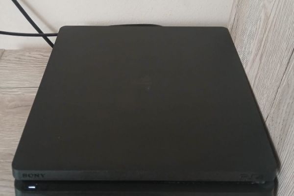 PlayStation 4 mit 500 GB Speicher zu verkaufen