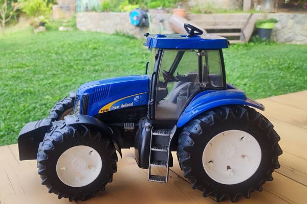 Bruder Traktor - New Holland