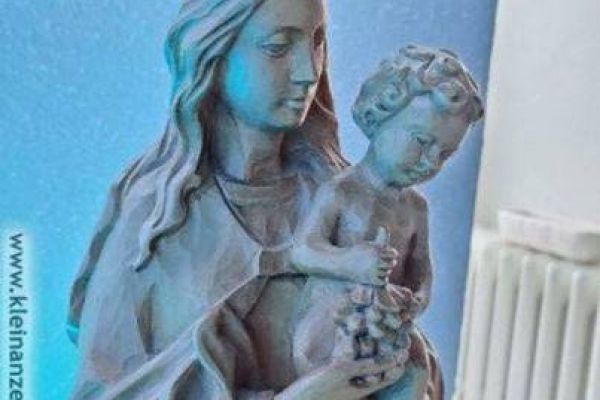 Madonna aus Holz handgeschnitzt.