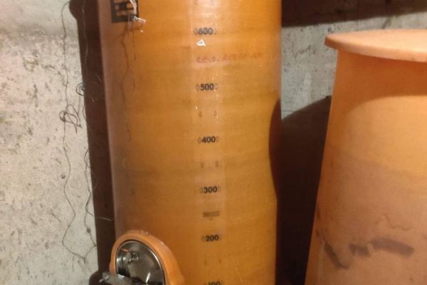 Verschiedene Weinfässer aus Fiberglas