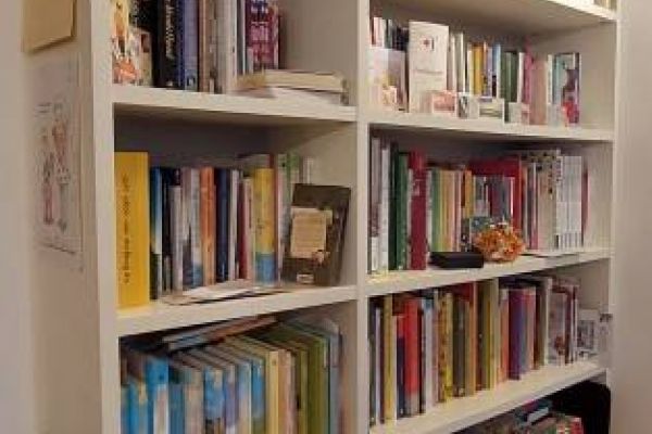 Bücherregal