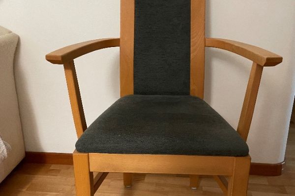 Stuhl mit Armlehne