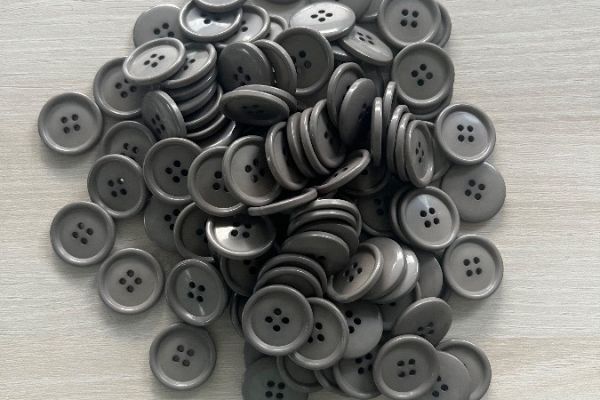 114 graue Knöpfe, 4 Löcher, 2,5 cm Durchmesser – nur 8 Euro!