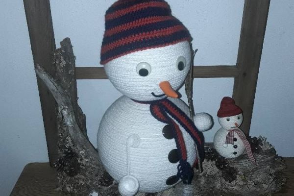 Schneemänner auf Holzwurzel
