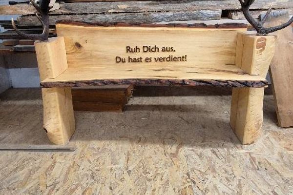 Rustikale holzbank