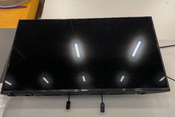 TV LED 43 UHD inklusieve Support