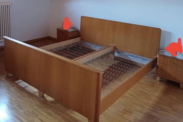 Biete Doppelbett mit 2 Nachkästchen