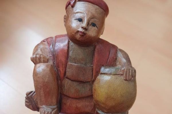 Asiatische Holzskulptur vintage handgeschnitzt und handbemalt