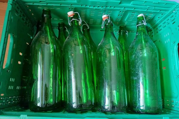 9 Doppellt. Flaschen mit Kiste