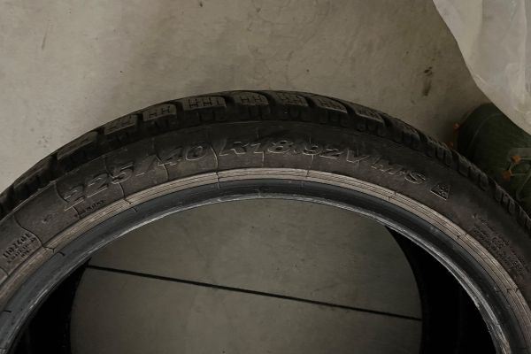 Winterreifen: Pirelli wie neu, 5.000km gefahren, 225/40 R18 92 V M+S