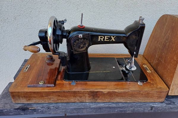 Alte schöne antike Rex Nähmaschine