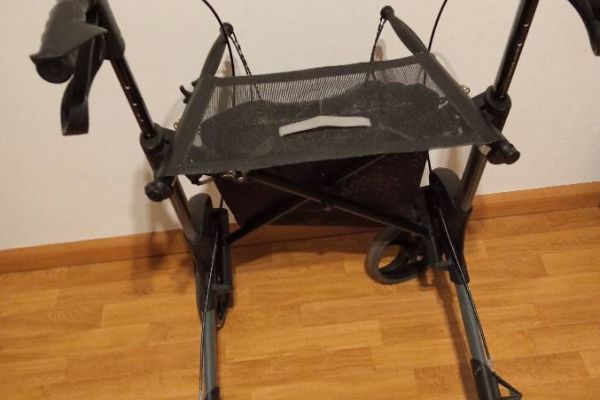 Rollator mit Einkaufsnetz