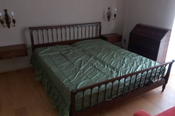 Doppelbett, 2 Kästchen, Komode, Spiegel, 2 Wandlampen