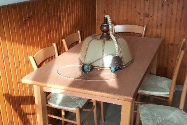 Tisch mit Schublade und sechs Stühle und Hängelampe