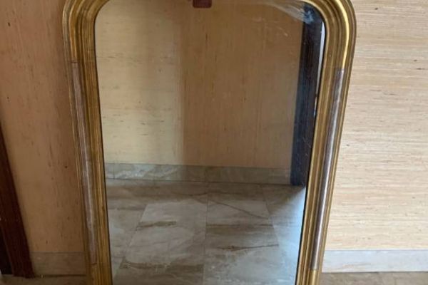 Specchio con cornice dorata